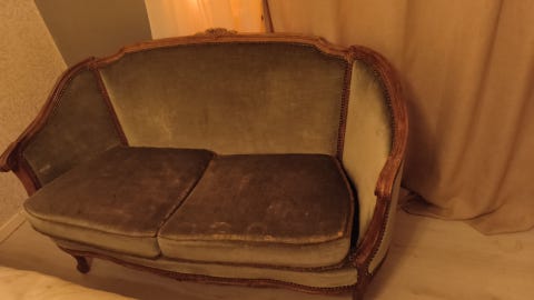 Bortskänkes liten sammetssoffa
