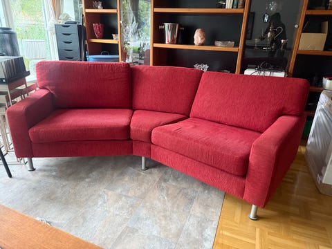 Röd soffa lite svängd