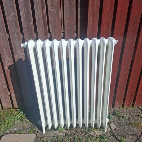 Gammal radiator i vitt gjutjärn | Blocket