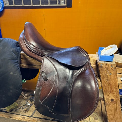Bates hoppsadel 17,5 normal | Blocket
