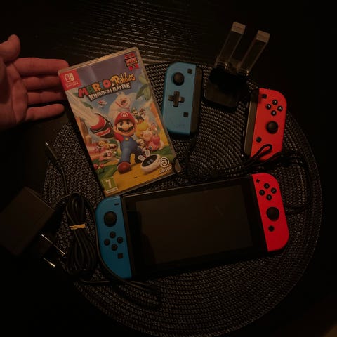 Nintendo Switch spelkonsol neonröd neonblå. 2 spel ingår | Blocket