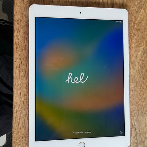 ipad-8-generationen-64-gb-wifi-mycket-fint-skick-blocket