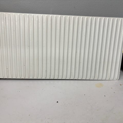 Toppfräsch och modern radiator (400x3000x60 mm) komplett med termostat ...