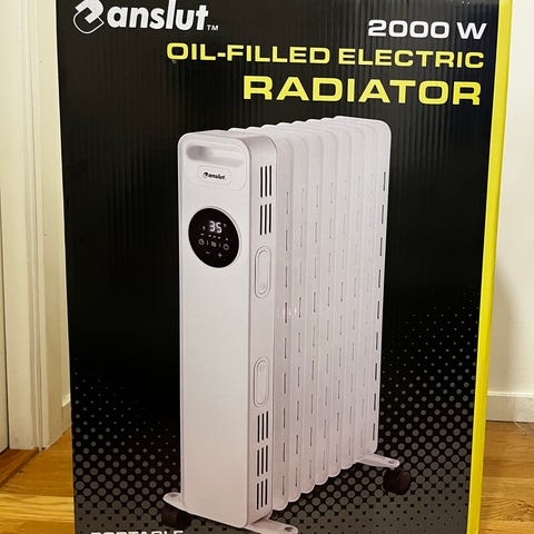 Oljefylld elektrisk radiator vit på hjul, ny och oöppnad! | Blocket