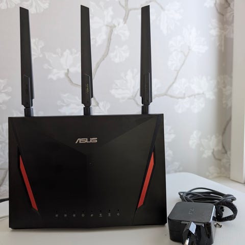 ASUS trådlös router svart med tre antenner | Blocket