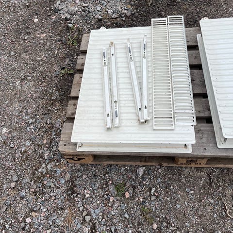 Toppfräsch och modern radiator (400x3000x60 mm) komplett med termostat ...