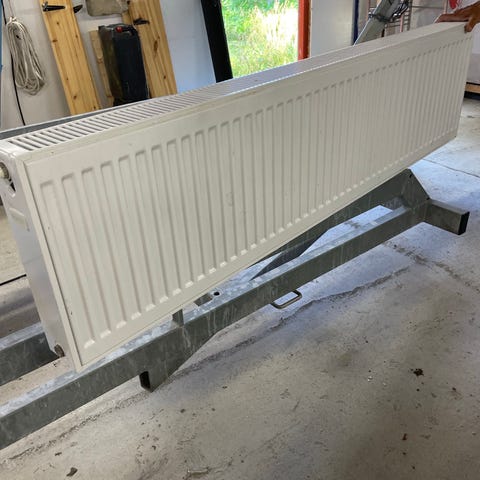 Toppfräsch och modern radiator (400x3000x60 mm) komplett med termostat ...