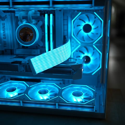 Unik & Modifierad Extrem-PC: RTX 5090 | 9800X3D | CSFG Tower of Doom ...