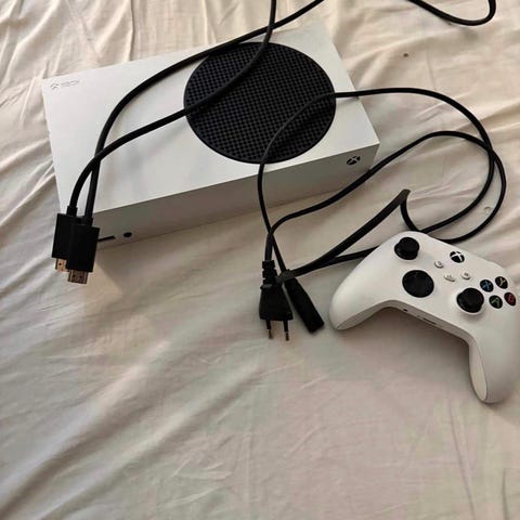 Microsoft Xbox Series X med trådlös handkontroll och kablar | Blocket