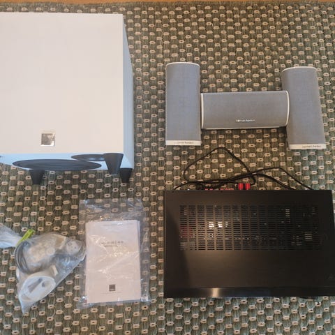 Kraftfullt ljudsystem med SEAS-högtalare, subwoofer och Sony ...