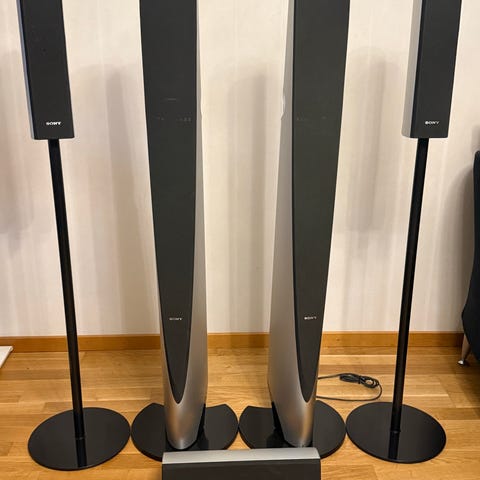 Kraftfullt ljudsystem med SEAS-högtalare, subwoofer och Sony ...