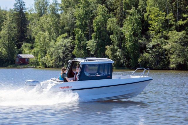 Terhi 480 Cabin -2025 med ny Suzuki eller Tohatsu.