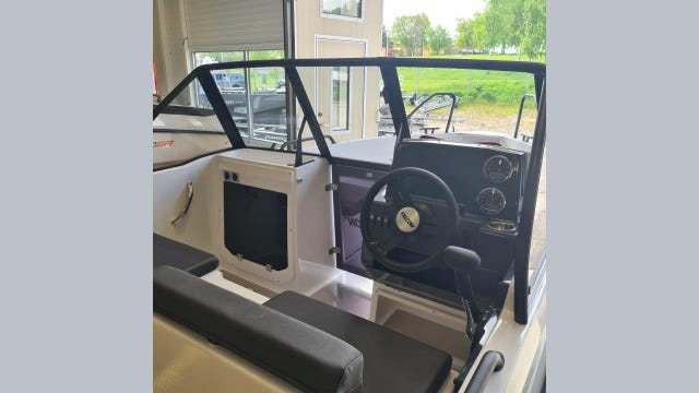 Falcon BRs4 Utställningsbåt. Mercury F60 EFI 2026