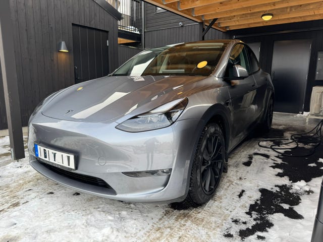 Tesla Model Y 2024