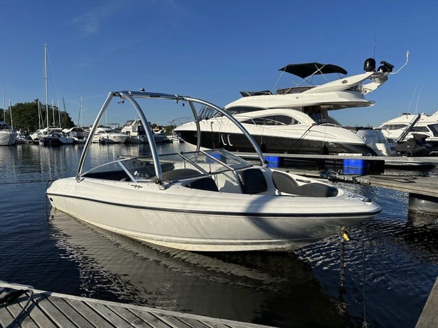 Larson 180 – 2003 med Mercruiser 3.0L + trailer – redo för säsongen!