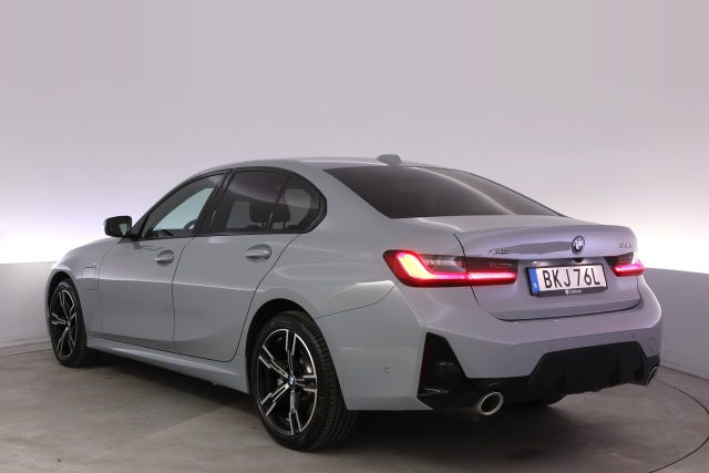 BMW 330e 2025 – bild 4