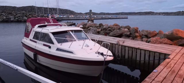 Bekväm och rymlig båt med nyare motor och bogpropeller