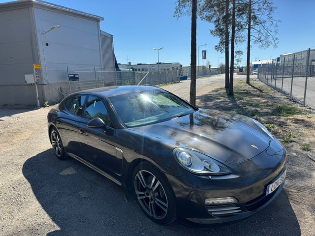 Porsche Panamera 4 2011