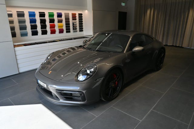 Porsche 911 Carrera 4 GTS 2024
