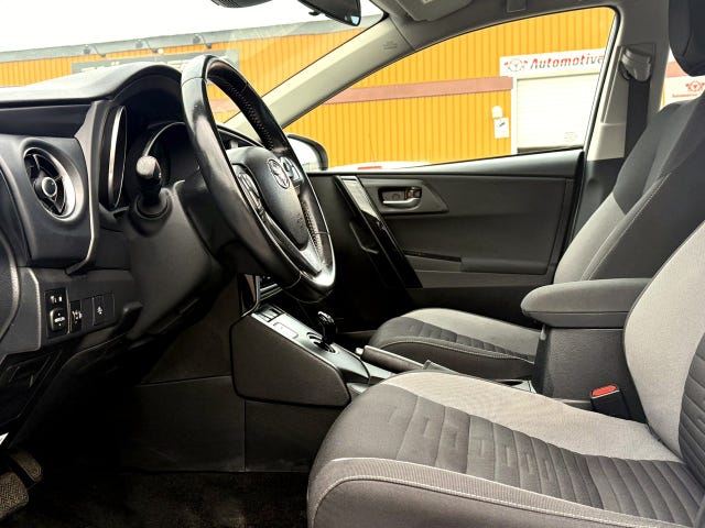 Toyota Auris — bild 12 av 12