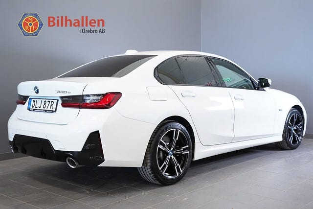 BMW 330e 2023 – bild 2