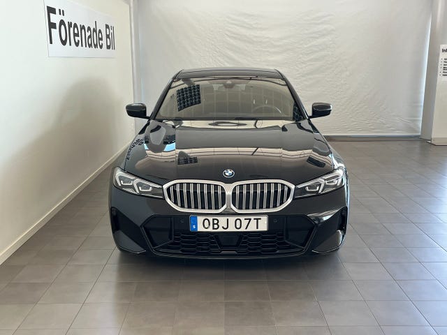 BMW 330e 2025 – bild 2