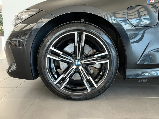 BMW 330e 2025 – bild 4