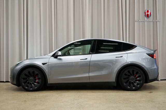 Tesla Model Y 2024