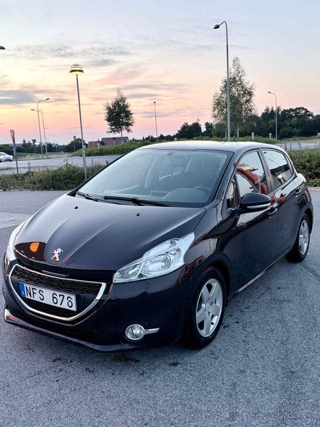 Peugeot 208 2012
