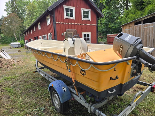 Båt med tillhörande trailer