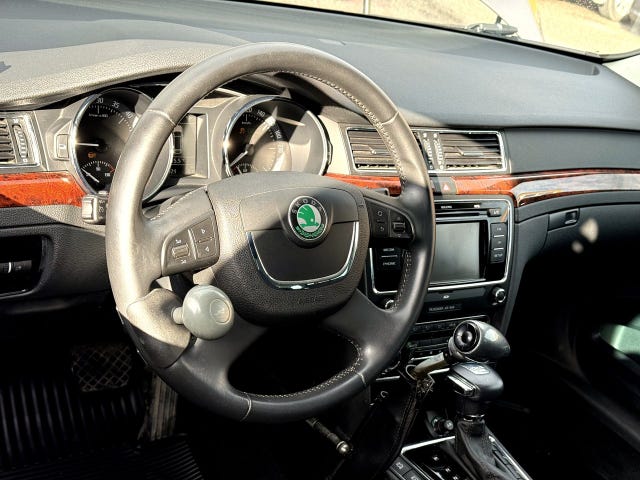 Skoda Superb — bild 7 av 10
