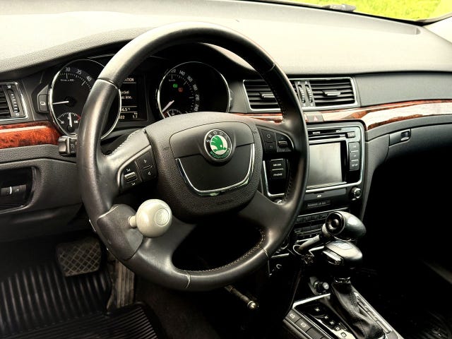 Skoda Superb — bild 8 av 10