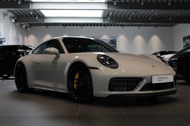 Porsche 911 Carrera 4 GTS 2024