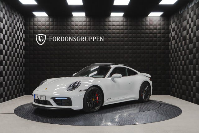 Porsche 911 Carrera 4 GTS 2024