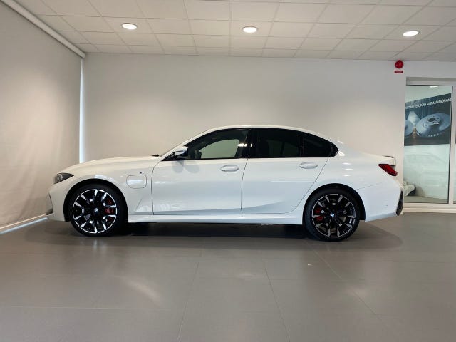 BMW 330e 2025 – bild 2