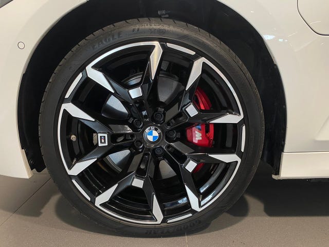 BMW 330e 2025 – bild 3