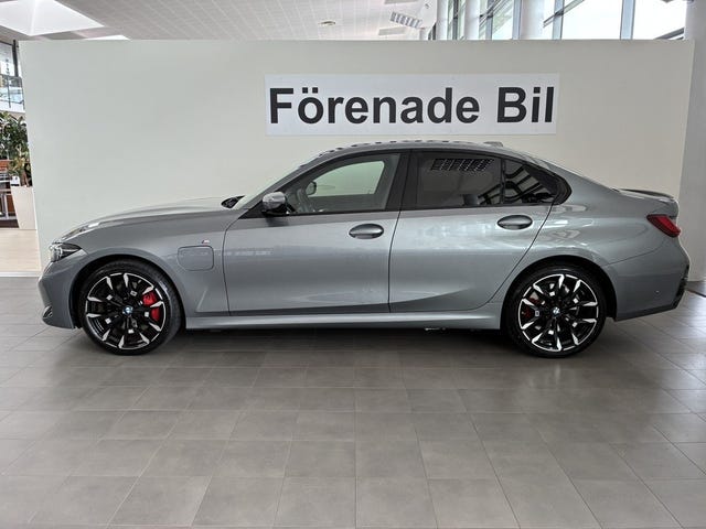 BMW 330e 2025 – bild 2