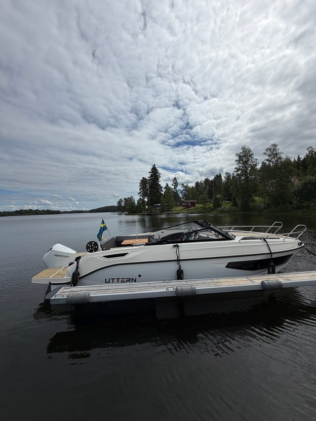Uttern D70 Premium Edition – välutrustad med Mercury 225 hk