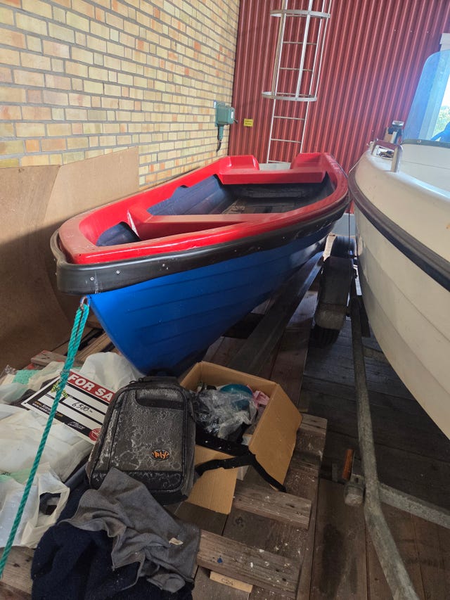 Nymålad båt säljes, 460Lång. Bredd 160.