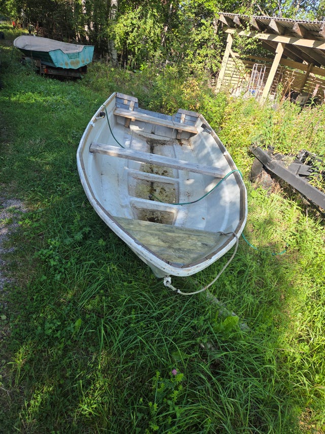 Äldre båt säljes fungerar.