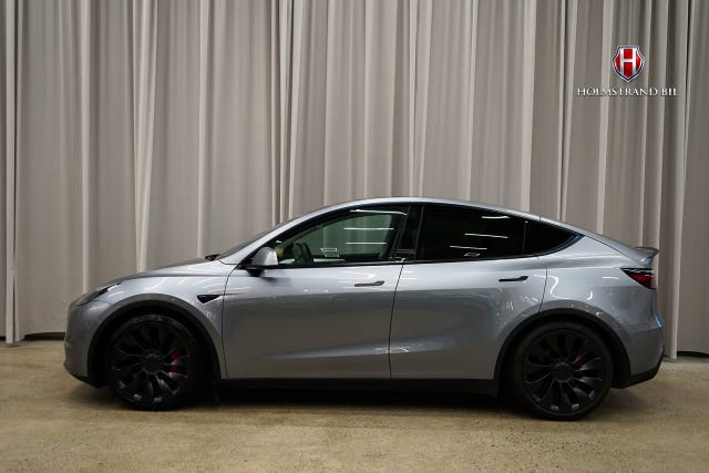 Tesla Model Y 2024