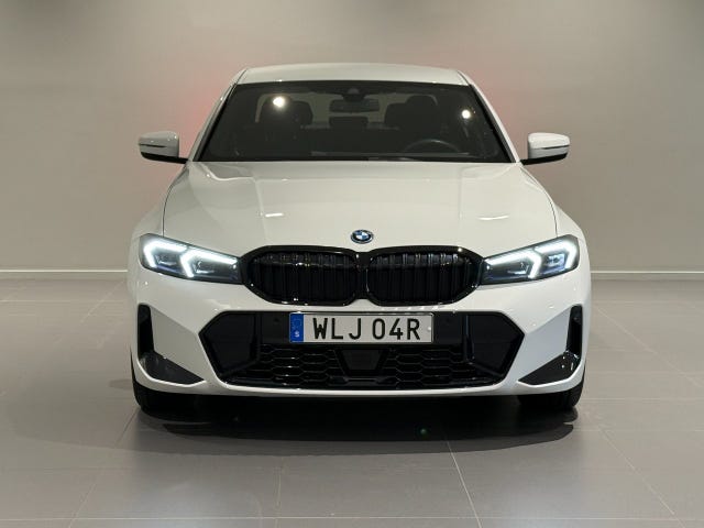 BMW 330e 2025 – bild 2
