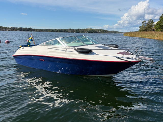 Sea Ray 215EC, 1996 – ovanligt mörkblått skrov, välskött & uppgraderad
