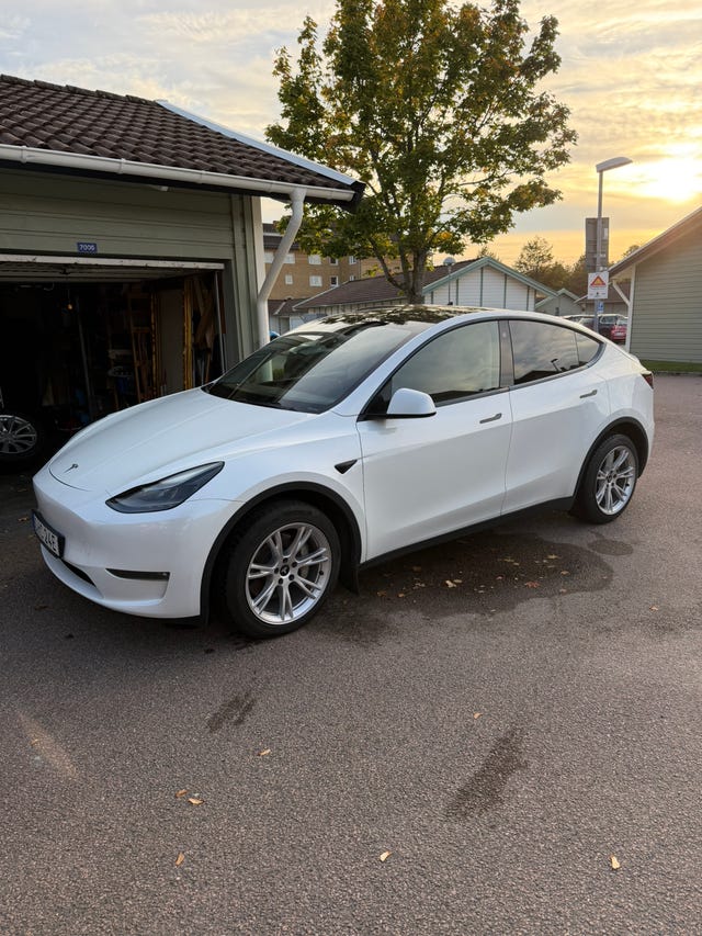 Tesla Model Y 2024