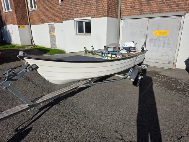 Båt crescent 380 med 5hk yamaha 4T