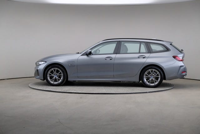 BMW 330e 2023 – bild 4