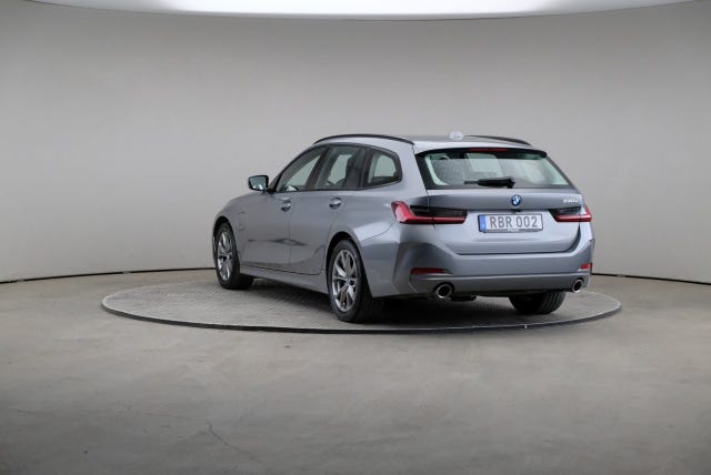 BMW 330e 2023 – bild 2
