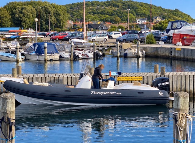 Capelli Tempest 700 SWE med Suzuki DF200-APX - Tuber i tåligt Hypalon