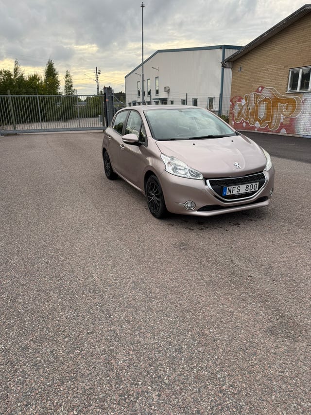 Peugeot 208 2012