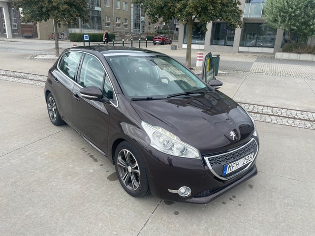 Peugeot 208 2012